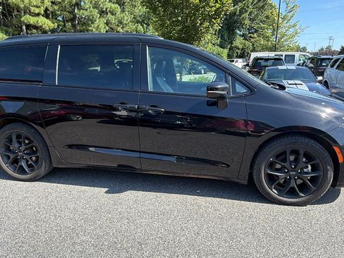 Used 2025 Chrysler Pacifica Limited FWD image 7