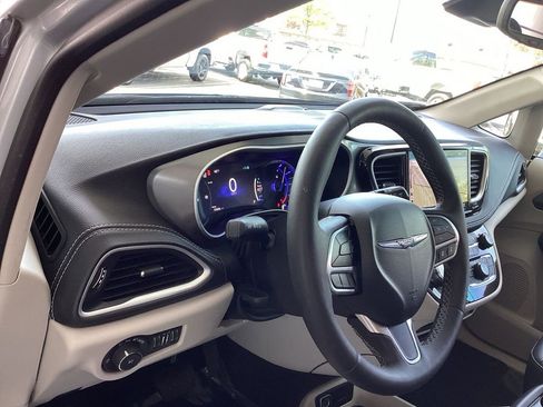 Used 2024 Chrysler Pacifica Limited FWD image 9
