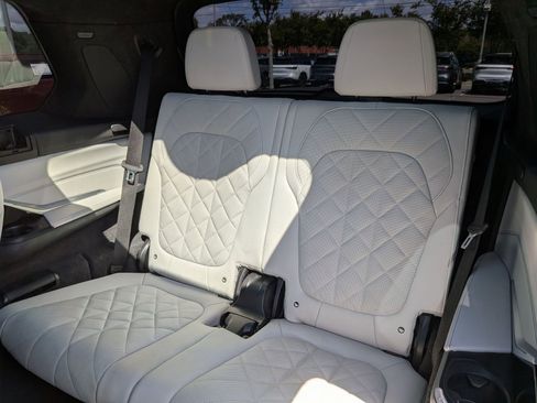 Used 2024 BMW X7 xDrive40i w/ M Sport Package AWD/4WD image 31