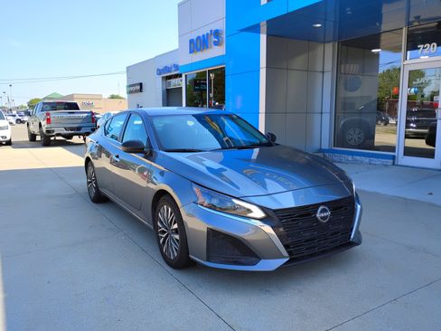 Used 2024 Nissan Altima 2.5 SV FWD image 3