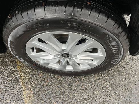 Used 2025 Toyota Corolla Cross LE image 30