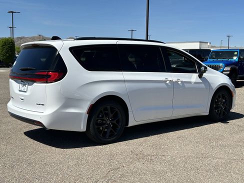 New 2026 Chrysler Pacifica Limited image 4