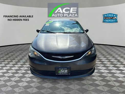 Used 2017 Chrysler Pacifica Touring FWD image 3