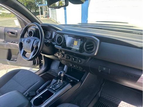 Used 2018 Toyota Tacoma TRD Sport w/ Exterior Package AWD/4WD image 27