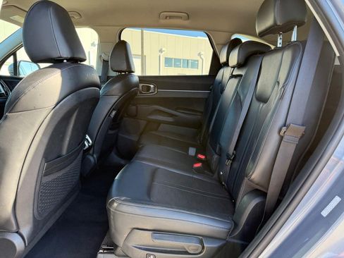 Used 2024 Kia Sorento S image 11