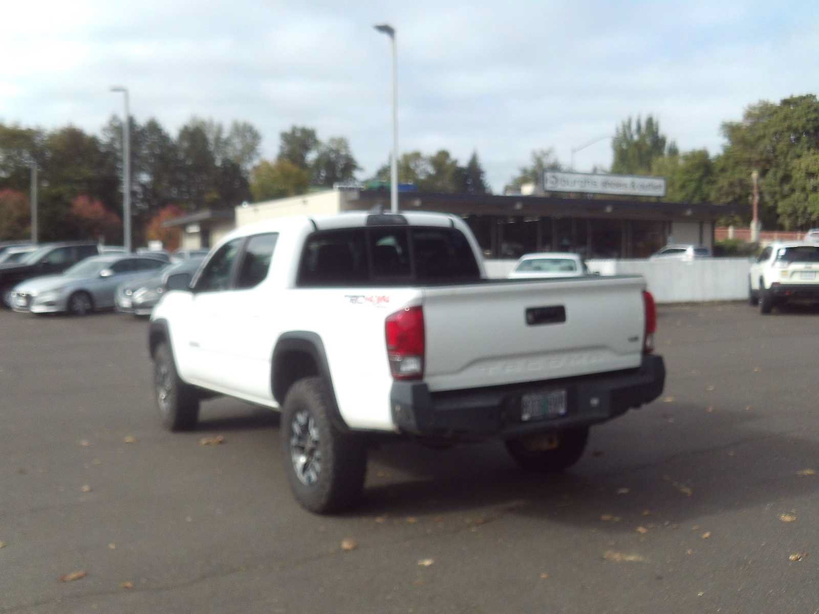 Used 2016 Toyota Tacoma TRD Off-Road w/ Towing Package AWD/4WD image 3