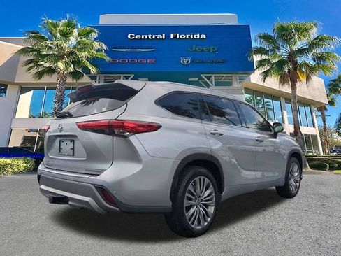 Used 2021 Toyota Highlander Platinum FWD image 5