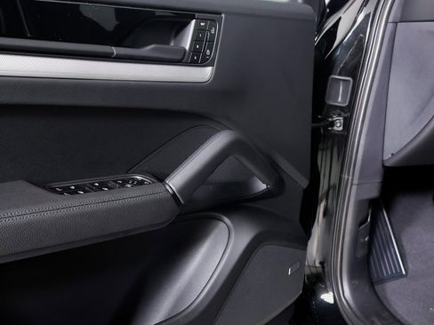 Used 2025 Porsche Cayenne image 17