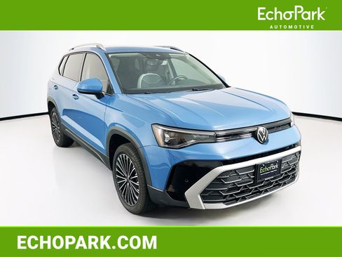 Used 2025 Volkswagen Taos SE FWD image 1