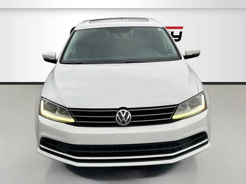 Used 2017 Volkswagen Jetta SE FWD image 2
