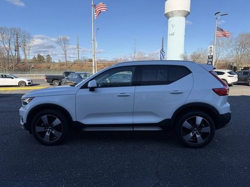 Used 2022 Volvo XC40 T5 Momentum w/ Premium Package image 2
