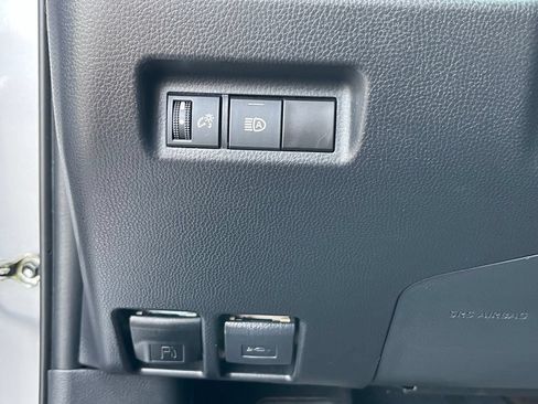 Used 2022 Toyota RAV4 XLE AWD/4WD image 16