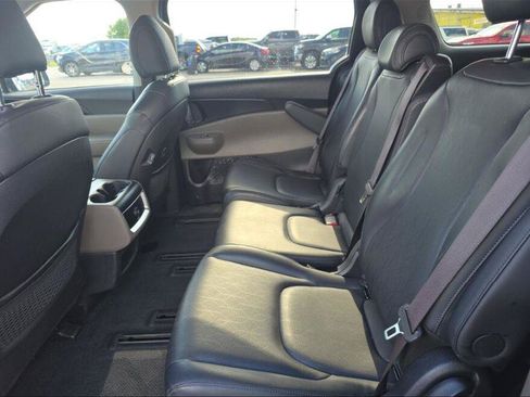 Used 2025 Kia Carnival FWD image 7