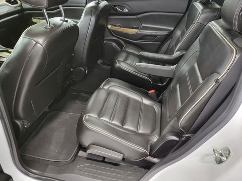 Used 2019 GMC Acadia Denali image 21