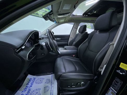 Used 2023 Genesis Electrified GV70 image 17