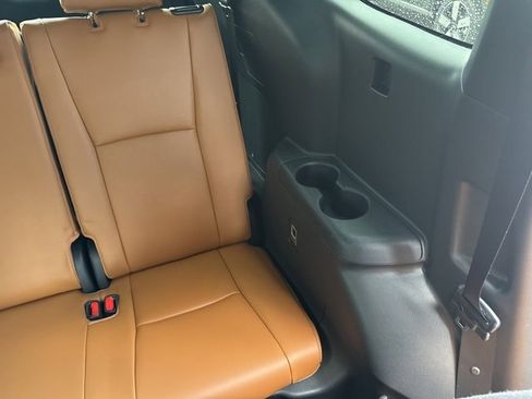Used 2023 Toyota Highlander Platinum image 15