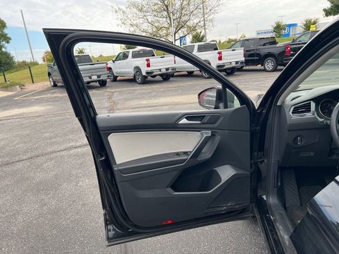 Used 2021 Volkswagen Tiguan SE image 8