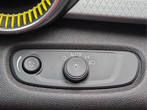 Certified 2025 Chevrolet Trax LT w/ Driver Confidence Package image 21