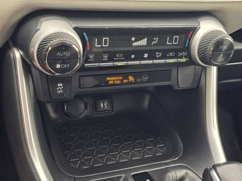 Used 2019 Toyota RAV4 XLE Premium w/ Carpet Mat Package FWD image 20