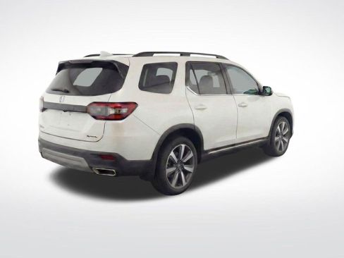 Used 2025 Honda Pilot Touring image 3