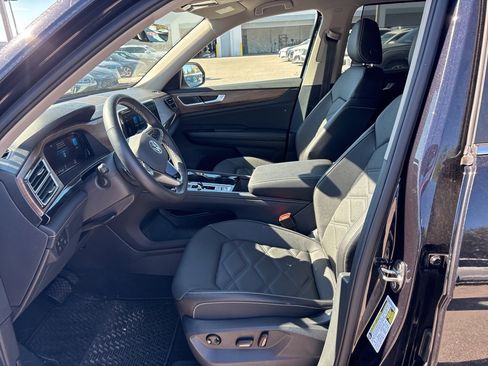 Certified 2025 Volkswagen Atlas SE image 5