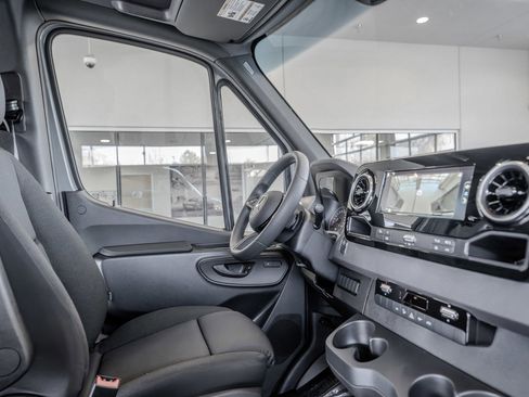 Used 2025 Mercedes-Benz Sprinter 2500 image 17
