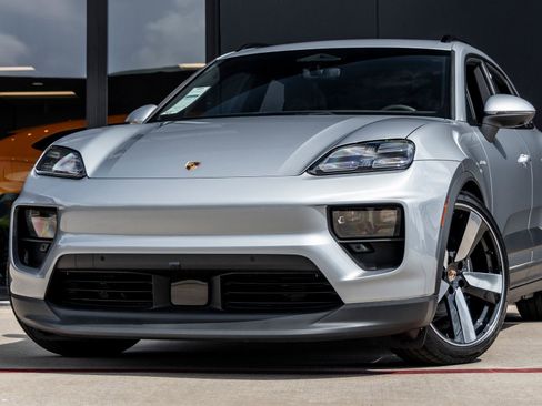 Certified 2025 Porsche Macan Electric image 7