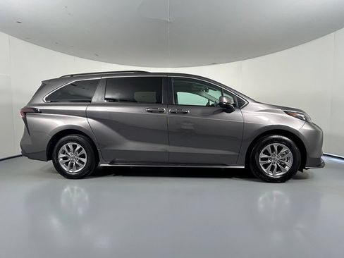 Used 2024 Toyota Sienna LE w/ LE Plus Package AWD/4WD image 8