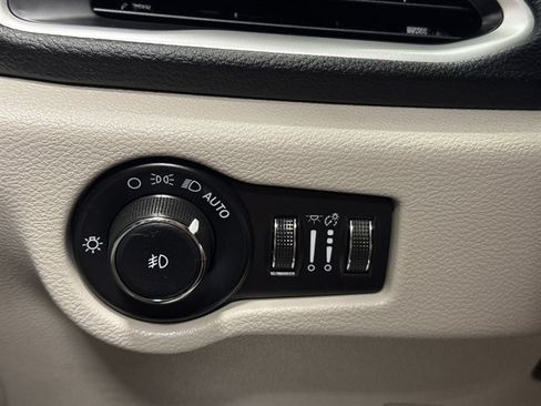 Used 2022 Chrysler Pacifica Touring-L FWD image 33