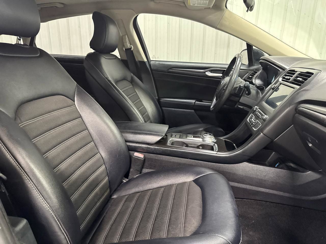Used 2018 Ford Fusion SE w/ Equipment Group 201A FWD image 12