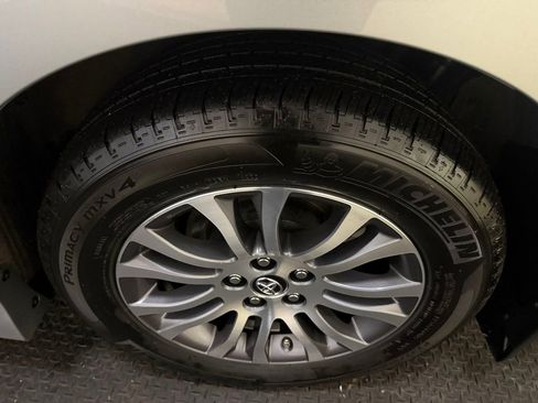 Used 2019 Toyota Sienna XLE w/ XLE Navigation Package image 17