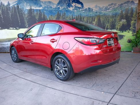 Used 2019 Toyota Yaris XLE image 4
