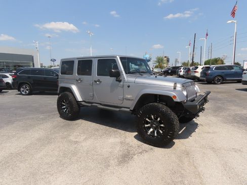 Used 2013 Jeep Wrangler Unlimited Sahara w/ Connectivity Group AWD/4WD image 7