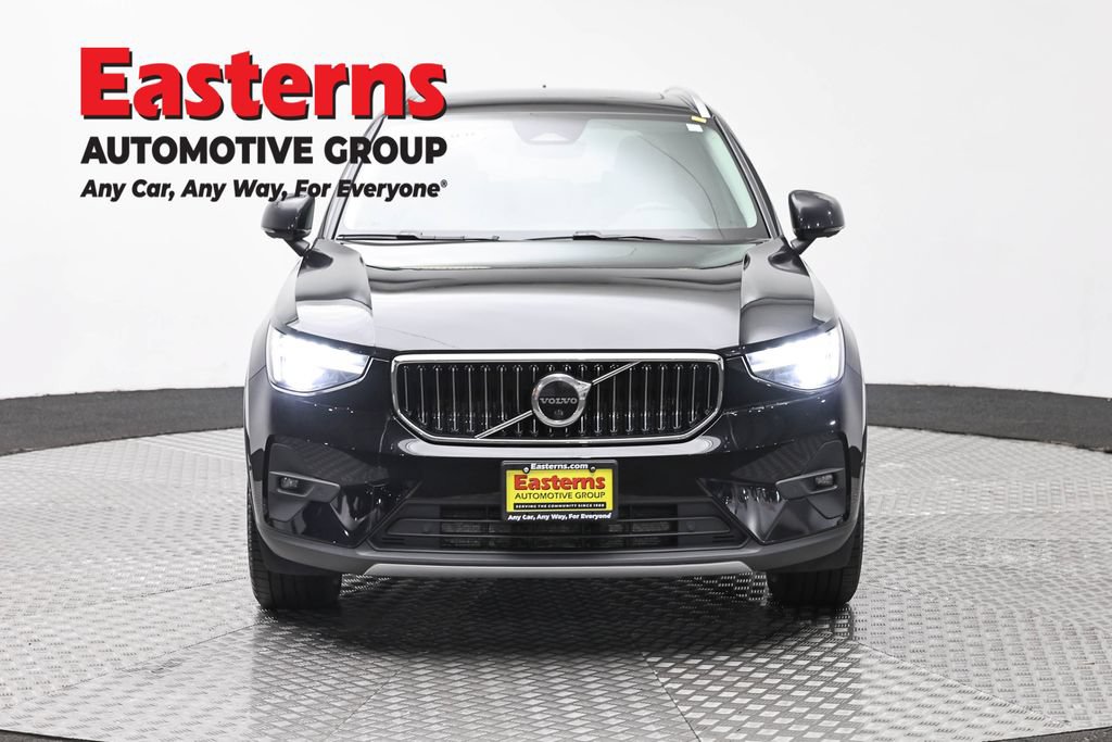 Used 2023 Volvo XC40 B5 Plus AWD/4WD image 4