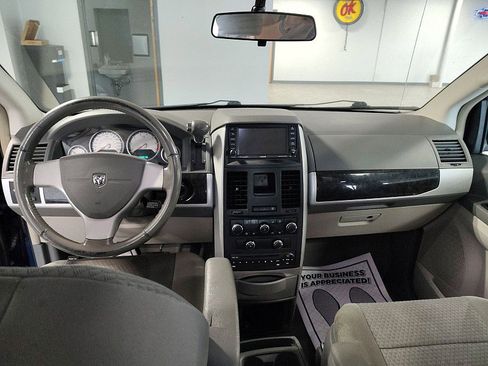 Used 2010 Dodge Grand Caravan SXT w/ Entertainment Group 2 FWD image 12