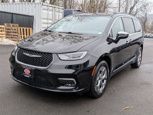 Used 2022 Chrysler Pacifica Limited w/ Uconnect Theater Family Group image 11