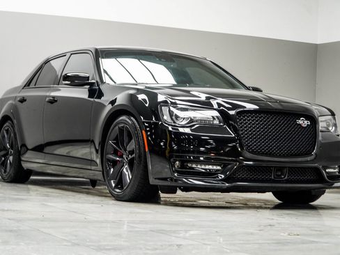 Used 2023 Chrysler 300 C image 4