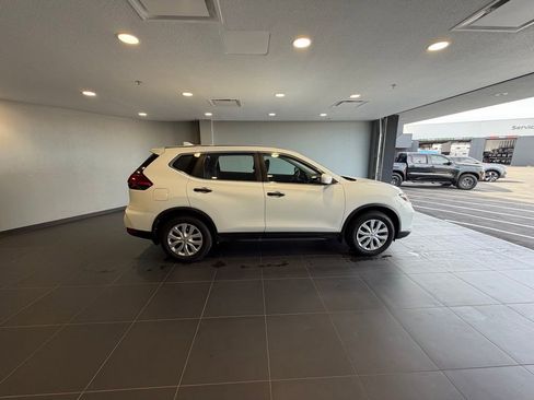 Used 2017 Nissan Rogue S image 4
