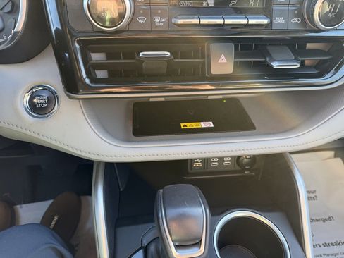 Certified 2023 Toyota Highlander XLE image 19