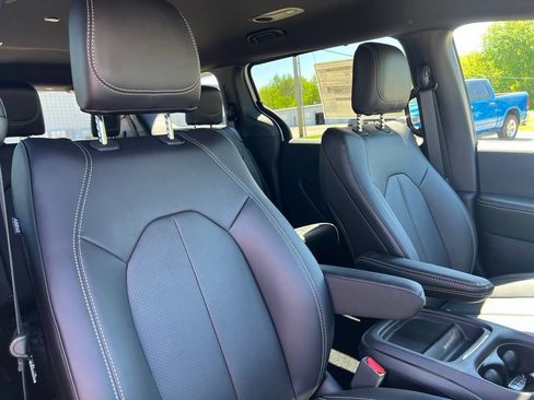 New 2027 Chrysler Pacifica Select FWD image 12