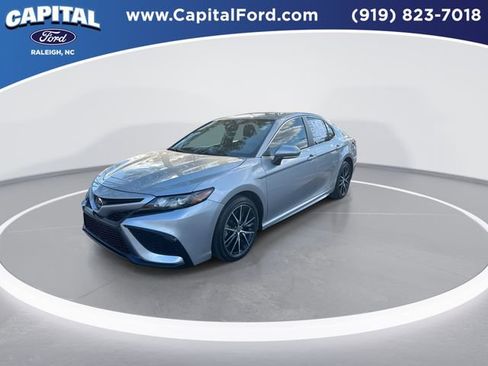 Used 2024 Toyota Camry SE image 4