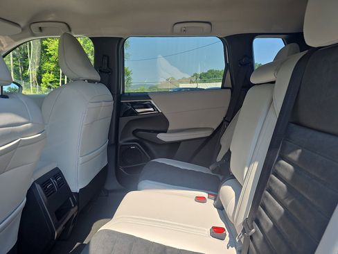 New 2025 Mitsubishi Outlander SE image 25