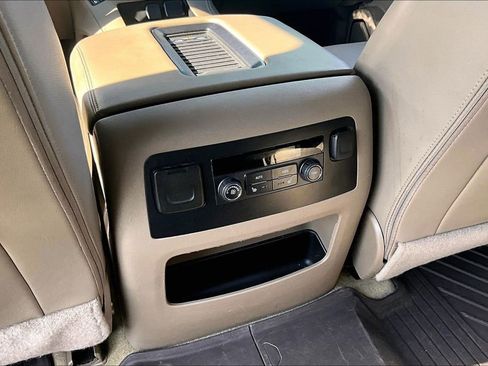 Used 2017 GMC Yukon SLT image 10