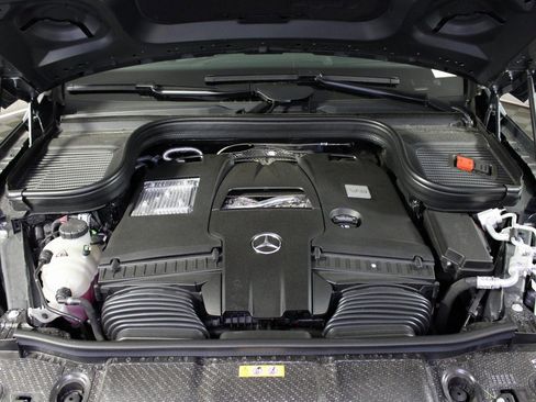 Certified 2025 Mercedes-Benz GLS 580 4MATIC image 37