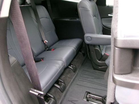 Used 2019 Buick Enclave Essence w/ LPO, Luxury Package image 12