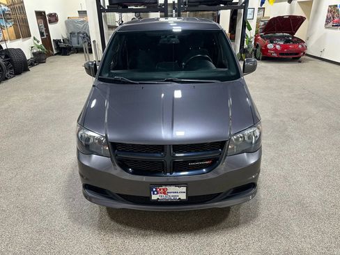 Used 2017 Dodge Grand Caravan SE image 3