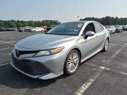 Used 2018 Toyota Camry XLE FWD image 1