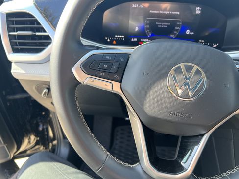 Certified 2025 Volkswagen Taos SE w/ Panoramic Sunroof Package image 18