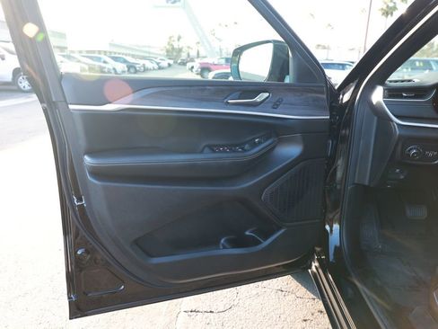 New 2025 Jeep Grand Cherokee Limited image 11