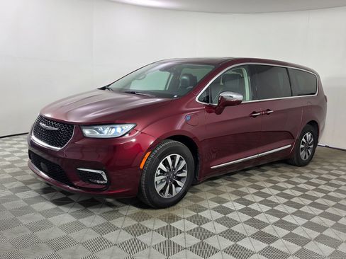 Used 2022 Chrysler Pacifica Limited w/ Uconnect Theater Family Group FWD image 3